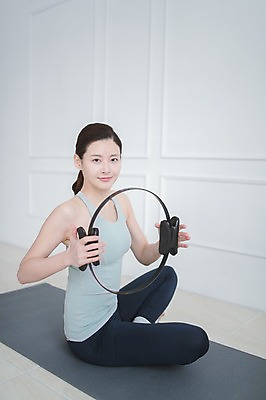 포토 JPG 전신 여자 실내 건강 한명 들기 앉기 성인 옆모습 30대 운동 한국인 매트 필라테스 성인여자한명만 필라테스링 국내포토 1 뷰포인트 모션 사람 동양인 내부 장년 여자한명만 성인여자만 파일형식