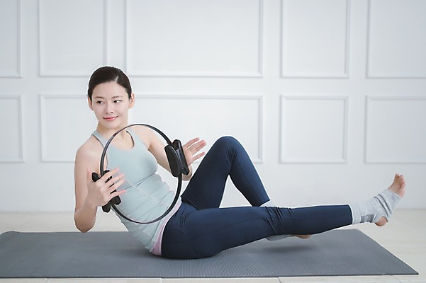 포토 JPG 전신 여자 실내 건강 한명 들기 앉기 성인 옆모습 30대 운동 한국인 매트 필라테스 성인여자한명만 필라테스링 국내포토 1 뷰포인트 모션 사람 동양인 내부 장년 여자한명만 성인여자만 파일형식