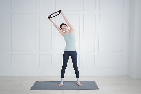 포토 JPG 전신 여자 실내 건강 한명 서기 들기 성인 앞모습 30대 운동 한국인 매트 필라테스 성인여자한명만 필라테스링 국내포토 1 뷰포인트 모션 사람 동양인 내부 장년 여자한명만 성인여자만 파일형식