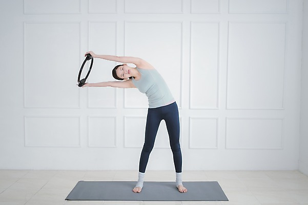 포토 JPG 전신 여자 실내 건강 한명 서기 들기 성인 앞모습 30대 운동 한국인 매트 필라테스 성인여자한명만 필라테스링 국내포토 1 뷰포인트 모션 사람 동양인 내부 장년 여자한명만 성인여자만 파일형식