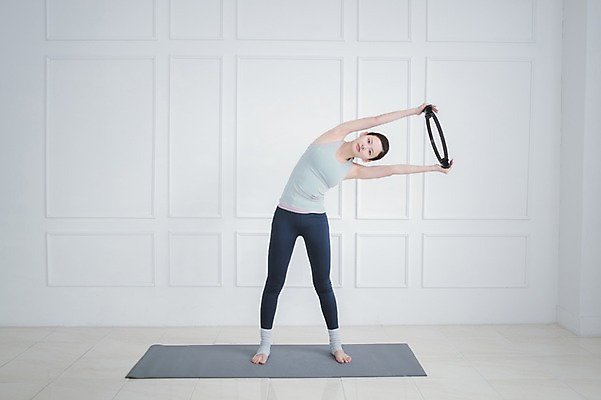 포토 JPG 전신 여자 실내 건강 한명 서기 들기 성인 앞모습 30대 운동 한국인 매트 필라테스 성인여자한명만 필라테스링 국내포토 1 뷰포인트 모션 사람 동양인 내부 장년 여자한명만 성인여자만 파일형식