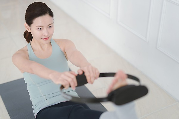 포토 JPG 전신 여자 실내 건강 한명 앉기 성인 앞모습 30대 운동 한국인 매트 당기기 필라테스 성인여자한명만 필라테스링 국내포토 1 뷰포인트 모션 사람 동양인 내부 장년 여자한명만 성인여자만 파일형식