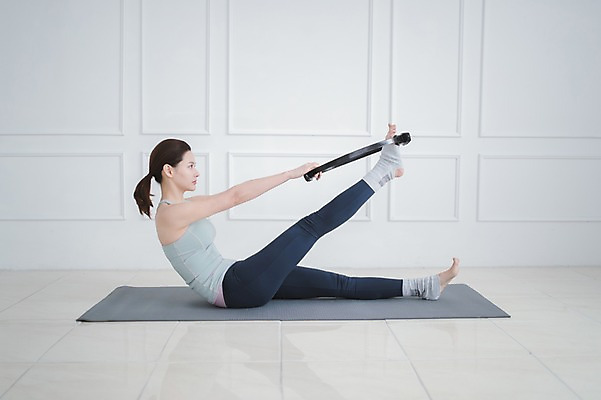 포토 JPG 전신 여자 실내 건강 한명 앉기 성인 옆모습 30대 운동 한국인 매트 당기기 다리들기 필라테스 성인여자한명만 필라테스링 국내포토 1 뷰포인트 모션 사람 동양인 내부 장년 여자한명만 성인여자만 파일형식