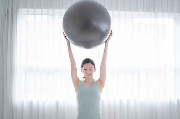 포토 JPG 여자 실내 건강 한명 서기 들기 상반신 성인 앞모습 30대 운동 한국인 짐볼 필라테스 성인여자한명만 국내포토 1 뷰포인트 모션 사람 동양인 내부 장년 여자한명만 성인여자만 파일형식