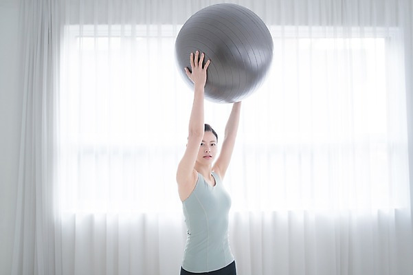 포토 JPG 여자 실내 건강 한명 서기 들기 상반신 성인 옆모습 30대 운동 한국인 짐볼 필라테스 성인여자한명만 국내포토 1 뷰포인트 모션 사람 동양인 내부 장년 여자한명만 성인여자만 파일형식
