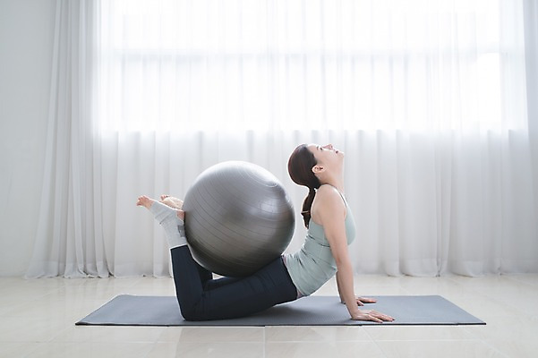 포토 JPG 전신 여자 엎드리기 실내 건강 한명 성인 옆모습 30대 운동 한국인 매트 짐볼 필라테스 성인여자한명만 국내포토 1 뷰포인트 모션 사람 동양인 내부 장년 여자한명만 성인여자만 파일형식