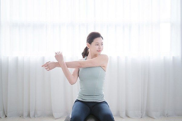 포토 JPG 여자 실내 건강 한명 앉기 상반신 성인 앞모습 30대 운동 스트레칭 한국인 짐볼 성인여자한명만 국내포토 1 뷰포인트 모션 사람 동양인 내부 장년 여자한명만 성인여자만 파일형식