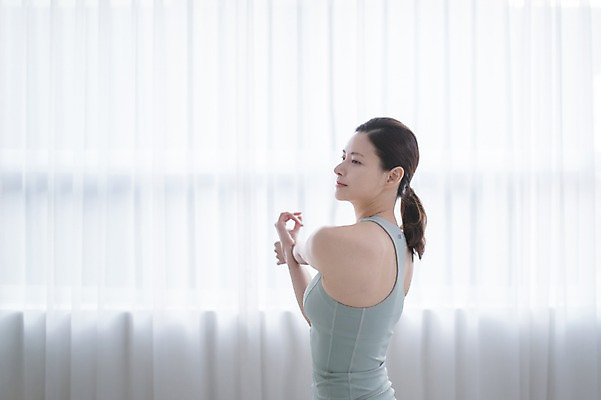포토 JPG 여자 실내 한명 서기 상반신 성인 옆모습 30대 스트레칭 한국인 성인여자한명만 국내포토 1 뷰포인트 모션 사람 동양인 내부 장년 운동 여자한명만 성인여자만 파일형식