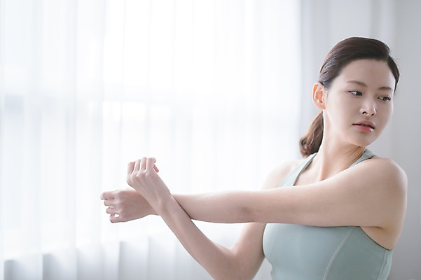 포토 JPG 여자 실내 한명 서기 상반신 성인 옆모습 30대 스트레칭 한국인 성인여자한명만 국내포토 1 뷰포인트 모션 사람 동양인 내부 장년 운동 여자한명만 성인여자만 파일형식