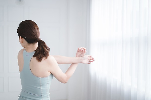 포토 JPG 여자 실내 한명 서기 상반신 성인 뒷모습 30대 스트레칭 한국인 성인여자한명만 국내포토 1 뷰포인트 모션 사람 동양인 내부 장년 운동 여자한명만 성인여자만 파일형식