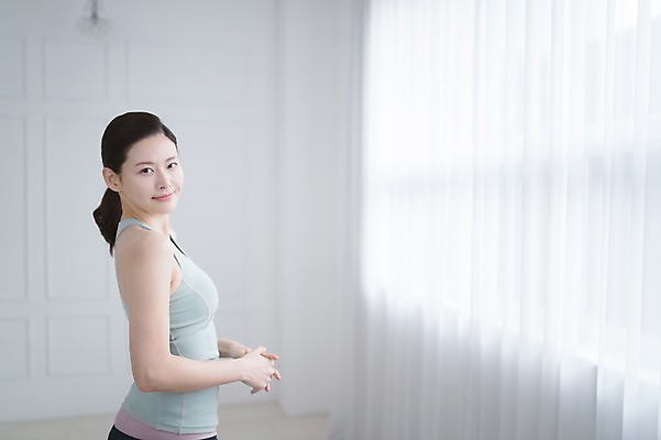 포토 JPG 응시 여자 휴식 실내 한명 서기 상반신 성인 옆모습 30대 한국인 성인여자한명만 국내포토 1 시선 뷰포인트 컨셉 모션 사람 동양인 내부 장년 여자한명만 성인여자만 파일형식