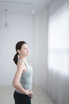 포토 JPG 응시 여자 허리손 휴식 실내 한명 서기 상반신 성인 옆모습 30대 한국인 성인여자한명만 국내포토 1 시선 뷰포인트 포즈 컨셉 모션 사람 동양인 내부 장년 여자한명만 성인여자만 파일형식