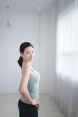 포토 JPG 응시 여자 허리손 휴식 실내 한명 서기 상반신 성인 옆모습 30대 한국인 성인여자한명만 국내포토 1 시선 뷰포인트 포즈 컨셉 모션 사람 동양인 내부 장년 여자한명만 성인여자만 파일형식