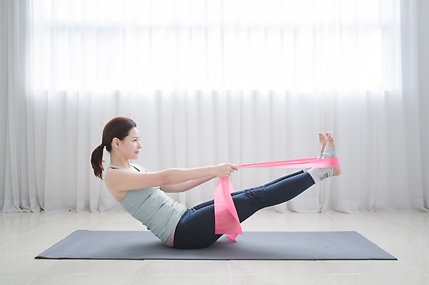 포토 JPG 전신 여자 실내 건강 한명 앉기 성인 옆모습 30대 운동 한국인 매트 당기기 필라테스 헬스밴드 성인여자한명만 국내포토 1 뷰포인트 모션 사람 동양인 내부 장년 여자한명만 성인여자만 파일형식
