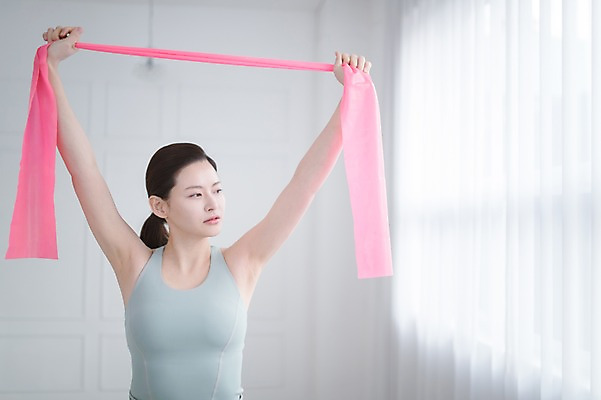 포토 JPG 여자 실내 건강 한명 서기 상반신 성인 앞모습 30대 운동 한국인 당기기 필라테스 헬스밴드 성인여자한명만 국내포토 1 뷰포인트 모션 사람 동양인 내부 장년 여자한명만 성인여자만 파일형식 인종 여자만 성인만