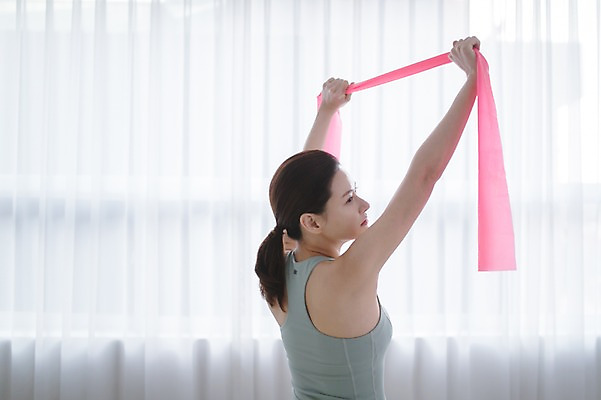 포토 JPG 여자 실내 건강 한명 서기 상반신 성인 옆모습 30대 운동 한국인 당기기 필라테스 헬스밴드 성인여자한명만 국내포토 1 뷰포인트 모션 사람 동양인 내부 장년 여자한명만 성인여자만 파일형식