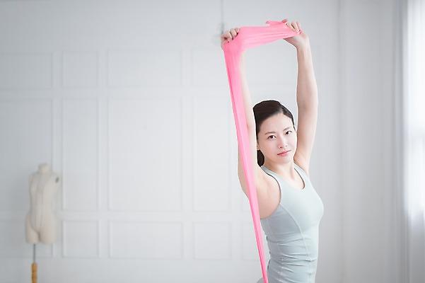 포토 JPG 여자 실내 건강 한명 서기 상반신 성인 옆모습 30대 운동 한국인 당기기 필라테스 헬스밴드 성인여자한명만 국내포토 1 뷰포인트 모션 사람 동양인 내부 장년 여자한명만 성인여자만 파일형식