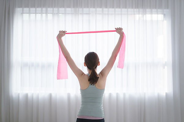 포토 JPG 여자 실내 건강 한명 서기 상반신 성인 뒷모습 30대 운동 한국인 당기기 필라테스 헬스밴드 성인여자한명만 국내포토 1 뷰포인트 모션 사람 동양인 내부 장년 여자한명만 성인여자만 파일형식