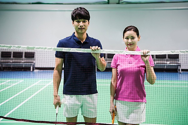 포토 JPG 여자 남자 스포츠 실내 서기 미소 상반신 성인 두명 앞모습 30대 한국인 잡기 배드민턴라켓 네트 셔틀콕 배드민턴 배드민턴장 성인만 국내포토 스포츠용품 뷰포인트 모션 표정 사람 동양인 내부 장년 구기 라켓 파일형식