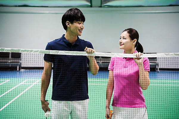 포토 JPG 여자 남자 스포츠 실내 서기 미소 상반신 성인 두명 앞모습 30대 마주보기 한국인 잡기 배드민턴라켓 네트 셔틀콕 배드민턴 배드민턴장 성인만 국내포토 스포츠용품 뷰포인트 모션 표정 사람 동양인 내부 장년 구기 라켓 파일형식