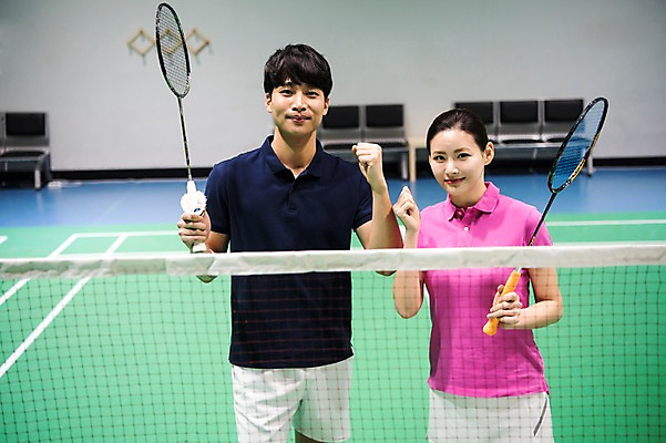 포토 JPG 여자 남자 스포츠 실내 서기 미소 상반신 성인 두명 앞모습 30대 파이팅 주먹 한국인 배드민턴라켓 셔틀콕 배드민턴 배드민턴장 성인만 국내포토 스포츠용품 뷰포인트 모션 표정 사람 동양인 내부 장년 구기 라켓 파일형식