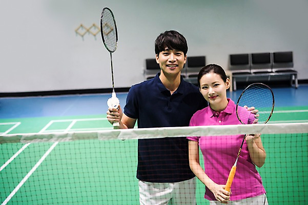 포토 JPG 여자 남자 스포츠 실내 서기 미소 상반신 성인 두명 앞모습 30대 한국인 배드민턴라켓 셔틀콕 배드민턴 배드민턴장 성인만 어깨에손 국내포토 스포츠용품 뷰포인트 모션 표정 사람 동양인 내부 장년 구기 라켓 파일형식