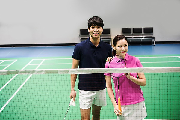 포토 JPG 여자 남자 스포츠 실내 서기 미소 상반신 성인 두명 앞모습 30대 한국인 배드민턴라켓 네트 셔틀콕 배드민턴 배드민턴장 성인만 어깨에손 국내포토 스포츠용품 뷰포인트 모션 표정 사람 동양인 내부 장년 구기 라켓 파일형식