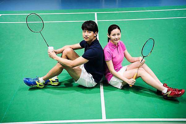 포토 JPG 전신 응시 여자 남자 스포츠 실내 미소 들기 앉기 성인 두명 옆모습 30대 기댐 한국인 등맞대기 배드민턴라켓 셔틀콕 배드민턴 배드민턴장 성인만 국내포토 시선 스포츠용품 뷰포인트 모션 표정 사람 동양인 내부 장년 구기 라켓 파일형식