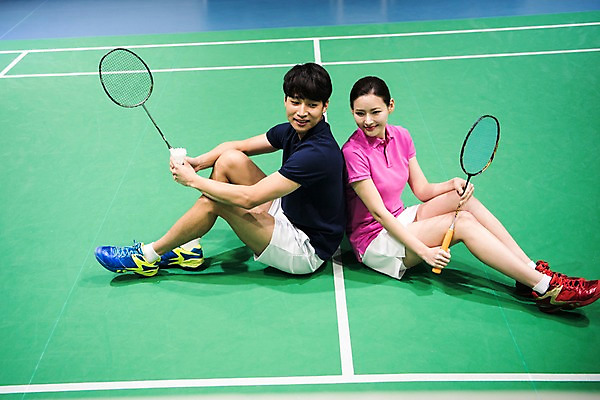 포토 JPG 전신 응시 여자 남자 스포츠 실내 미소 들기 앉기 성인 두명 옆모습 30대 기댐 한국인 등맞대기 배드민턴라켓 셔틀콕 배드민턴 배드민턴장 성인만 국내포토 시선 스포츠용품 뷰포인트 모션 표정 사람 동양인 내부 장년 구기 라켓 파일형식