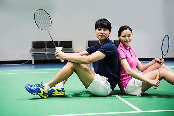 포토 JPG 전신 응시 여자 남자 스포츠 실내 미소 들기 앉기 성인 두명 옆모습 30대 기댐 한국인 등맞대기 배드민턴라켓 셔틀콕 배드민턴 배드민턴장 성인만 국내포토 시선 스포츠용품 뷰포인트 모션 표정 사람 동양인 내부 장년 구기 라켓 파일형식