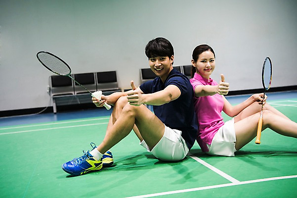 포토 JPG 전신 응시 여자 남자 스포츠 실내 미소 들기 앉기 성인 두명 옆모습 30대 기댐 한국인 등맞대기 배드민턴라켓 셔틀콕 배드민턴 배드민턴장 성인만 국내포토 시선 스포츠용품 뷰포인트 모션 표정 사람 동양인 내부 장년 구기 라켓 파일형식