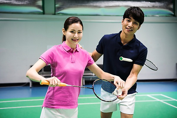 포토 JPG 여자 남자 스포츠 서브 실내 서기 미소 상반신 성인 두명 앞모습 30대 한국인 배드민턴라켓 가르침 셔틀콕 연습 배드민턴 배드민턴장 성인만 국내포토 교육 스포츠용품 뷰포인트 모션 표정 사람 동양인 내부 장년 구기 라켓 파일형식