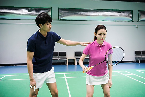 포토 JPG 응시 여자 남자 스포츠 실내 서기 상반신 성인 두명 앞모습 30대 한국인 배드민턴라켓 가르침 배드민턴 배드민턴장 성인만 국내포토 시선 교육 뷰포인트 모션 사람 동양인 내부 장년 구기 라켓 파일형식