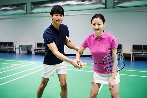 포토 JPG 전신 여자 남자 스포츠 실내 상반신 성인 두명 앞모습 30대 손잡기 한국인 배드민턴라켓 가르침 배드민턴 배드민턴장 성인만 국내포토 교육 뷰포인트 모션 사람 동양인 내부 장년 구기 라켓 파일형식