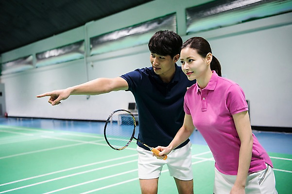 포토 JPG 응시 여자 남자 스포츠 실내 서기 상반신 성인 두명 앞모습 30대 한국인 가리킴 배드민턴라켓 가르침 배드민턴 배드민턴장 성인만 국내포토 시선 교육 뷰포인트 모션 사람 동양인 손짓 내부 장년 구기 라켓 파일형식