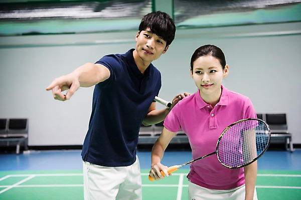 포토 JPG 응시 여자 남자 스포츠 실내 서기 미소 상반신 성인 두명 앞모습 30대 한국인 가리킴 배드민턴라켓 가르침 배드민턴 배드민턴장 성인만 국내포토 시선 교육 뷰포인트 모션 표정 사람 동양인 손짓 내부 장년 구기 라켓 파일형식