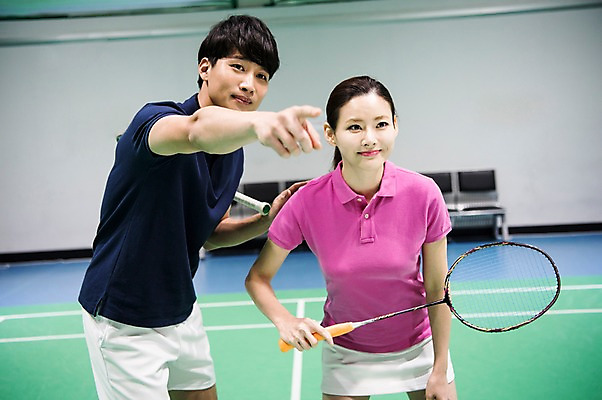 포토 JPG 여자 남자 스포츠 실내 서기 미소 상반신 성인 두명 앞모습 30대 한국인 가리킴 배드민턴라켓 가르침 배드민턴 배드민턴장 성인만 국내포토 교육 뷰포인트 모션 표정 사람 동양인 손짓 내부 장년 구기 라켓 파일형식