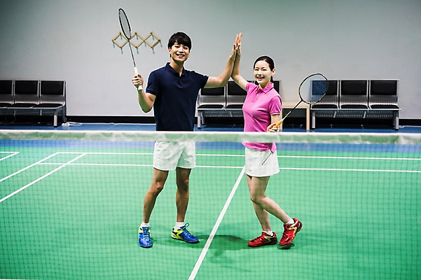 포토 JPG 전신 여자 남자 스포츠 실내 미소 성인 두명 앞모습 30대 파이팅 한국인 배드민턴라켓 네트 배드민턴 하이파이브 배드민턴장 성인만 국내포토 뷰포인트 모션 표정 사람 동양인 손짓 내부 장년 구기 라켓 파일형식