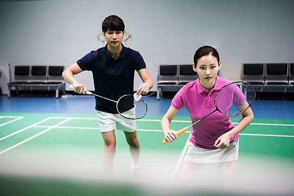 포토 JPG 응시 여자 남자 스포츠 서브 실내 서기 경기 상반신 성인 두명 앞모습 30대 한국인 배드민턴라켓 셔틀콕 배드민턴 배드민턴장 성인만 국내포토 시선 스포츠용품 뷰포인트 모션 사람 동양인 내부 장년 구기 라켓 파일형식