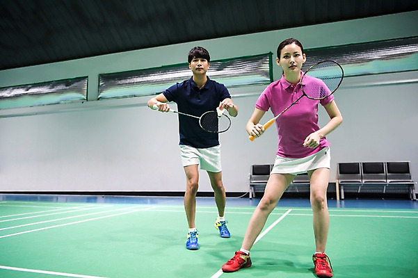 포토 JPG 전신 여자 남자 스포츠 실내 서기 경기 성인 두명 앞모습 30대 한국인 배드민턴라켓 셔틀콕 배드민턴 배드민턴장 성인만 국내포토 스포츠용품 뷰포인트 모션 사람 동양인 내부 장년 구기 라켓 파일형식