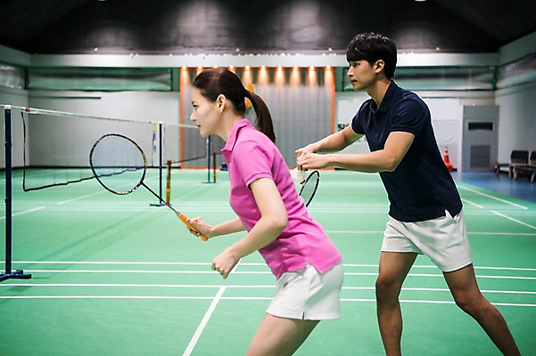 포토 JPG 응시 여자 남자 스포츠 실내 서기 경기 상반신 성인 두명 옆모습 30대 한국인 배드민턴라켓 셔틀콕 배드민턴 배드민턴장 성인만 국내포토 시선 스포츠용품 뷰포인트 모션 사람 동양인 내부 장년 구기 라켓 파일형식