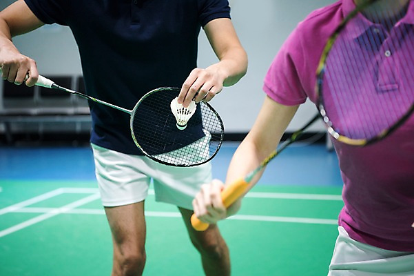 포토 JPG 여자 남자 스포츠 실내 서기 경기 상반신 성인 두명 앞모습 30대 한국인 배드민턴라켓 셔틀콕 배드민턴 배드민턴장 성인만 국내포토 스포츠용품 뷰포인트 모션 사람 동양인 내부 장년 구기 라켓 파일형식