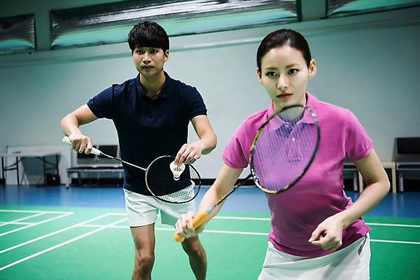 포토 JPG 응시 여자 남자 스포츠 서브 실내 서기 경기 상반신 성인 두명 앞모습 30대 한국인 배드민턴라켓 셔틀콕 배드민턴 배드민턴장 성인만 국내포토 시선 스포츠용품 뷰포인트 모션 사람 동양인 내부 장년 구기 라켓 파일형식