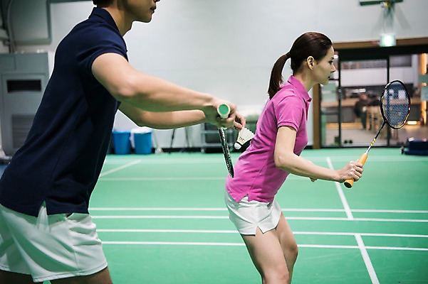 포토 JPG 여자 남자 스포츠 서브 실내 서기 경기 상반신 성인 두명 옆모습 30대 한국인 배드민턴라켓 셔틀콕 배드민턴 배드민턴장 성인만 국내포토 스포츠용품 뷰포인트 모션 사람 동양인 내부 장년 구기 라켓 파일형식
