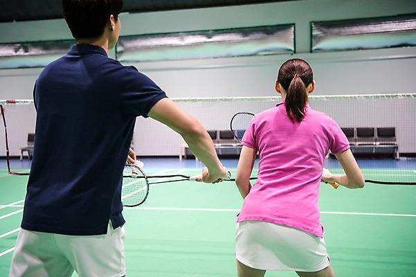 포토 JPG 여자 남자 스포츠 실내 서기 경기 상반신 성인 두명 뒷모습 30대 한국인 배드민턴라켓 셔틀콕 배드민턴 배드민턴장 성인만 국내포토 스포츠용품 뷰포인트 모션 사람 동양인 내부 장년 구기 라켓 파일형식