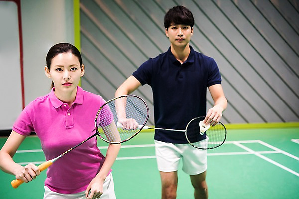 포토 JPG 응시 여자 남자 스포츠 서브 실내 서기 경기 상반신 성인 두명 앞모습 30대 한국인 배드민턴라켓 셔틀콕 배드민턴 배드민턴장 성인만 국내포토 시선 스포츠용품 뷰포인트 모션 사람 동양인 내부 장년 구기 라켓 파일형식