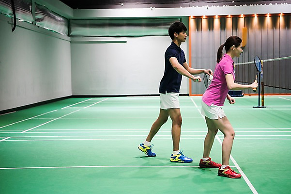 포토 JPG 전신 응시 여자 남자 스포츠 실내 서기 경기 성인 두명 옆모습 30대 한국인 셔틀콕 배드민턴 배드민턴장 성인만 국내포토 시선 스포츠용품 뷰포인트 모션 사람 동양인 내부 장년 구기 파일형식