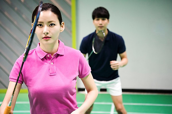 포토 JPG 응시 여자 남자 스포츠 실내 서기 경기 상반신 성인 두명 앞모습 30대 한국인 배드민턴라켓 배드민턴 배드민턴장 성인만 국내포토 시선 뷰포인트 모션 사람 동양인 내부 장년 구기 라켓 파일형식