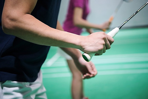 포토 JPG 여자 남자 스포츠 서브 실내 서기 경기 상반신 성인 두명 옆모습 30대 한국인 배드민턴라켓 셔틀콕 배드민턴 배드민턴장 성인만 국내포토 스포츠용품 뷰포인트 모션 사람 동양인 내부 장년 구기 라켓 파일형식