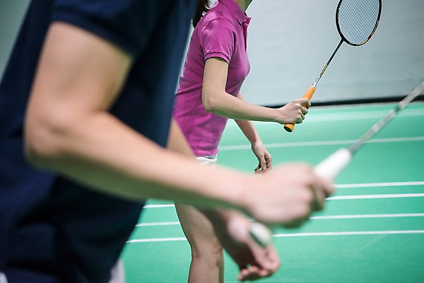 포토 JPG 여자 남자 스포츠 서브 실내 서기 경기 상반신 성인 두명 옆모습 30대 한국인 배드민턴라켓 셔틀콕 배드민턴 배드민턴장 성인만 국내포토 스포츠용품 뷰포인트 모션 사람 동양인 내부 장년 구기 라켓 파일형식